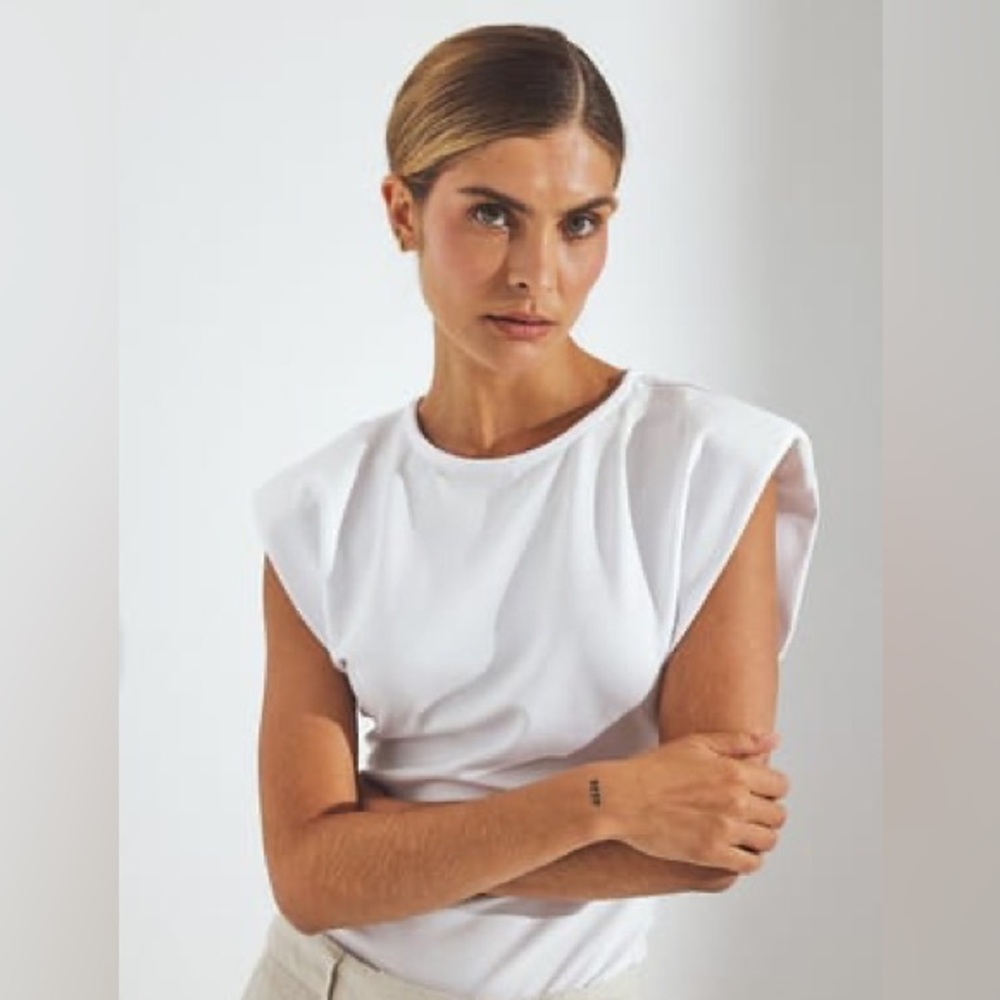 Chic White Women's Muscle Tee